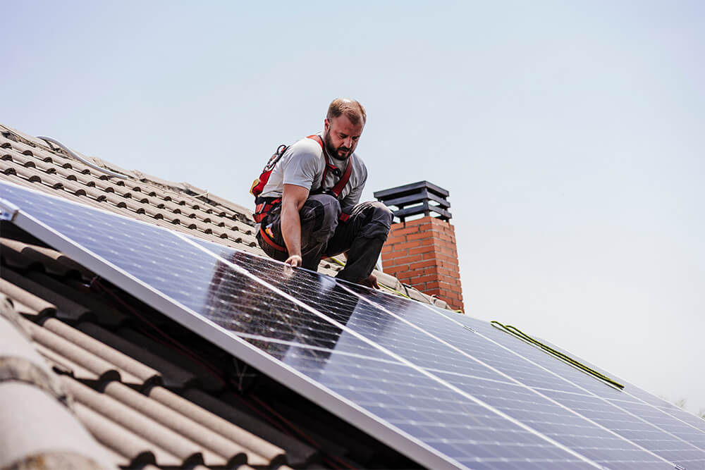 Installateur legt zonnepaneel op dak